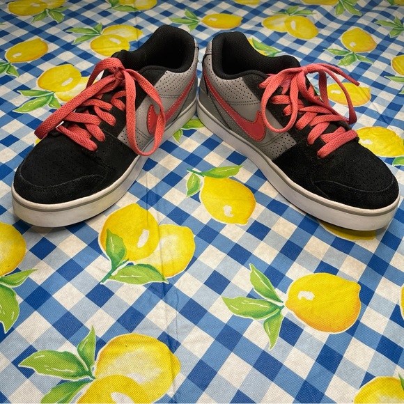 Nike Ruckus Low Top 443092-061 Size 4Y Pink/Gray/Black With Pink Swoosh - Picture 5 of 8